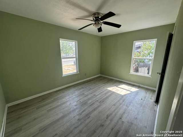 Listing photo id 1 for 878 Avondale