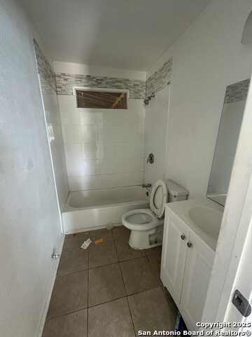 Listing photo id 2 for 878 Avondale