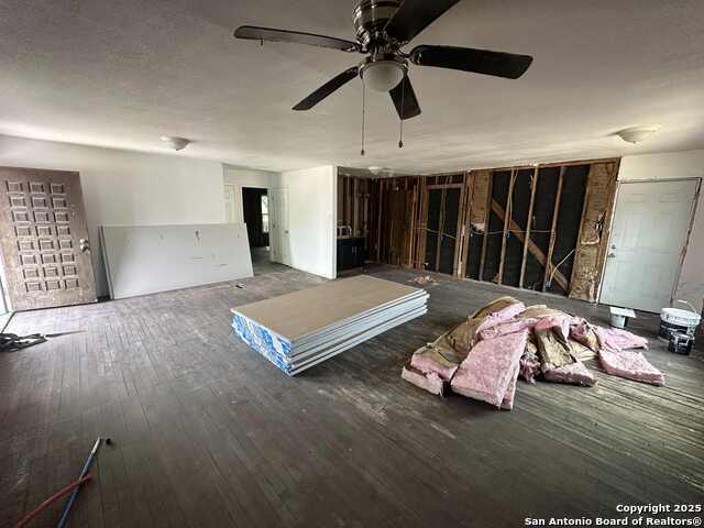Listing photo id 3 for 878 Avondale