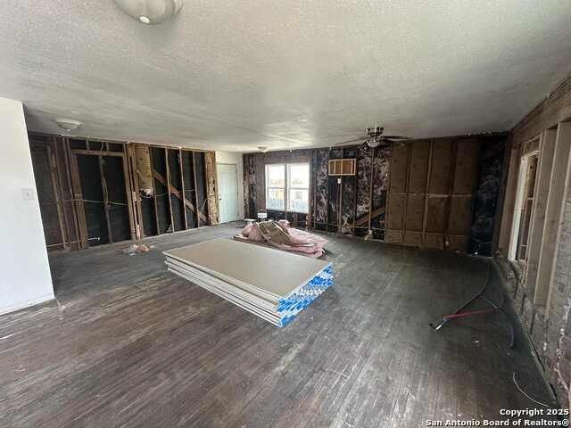 Listing photo id 5 for 878 Avondale