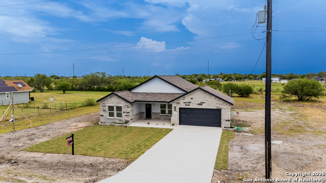 Details for 307 Ranchero Way, Natalia, TX 78059