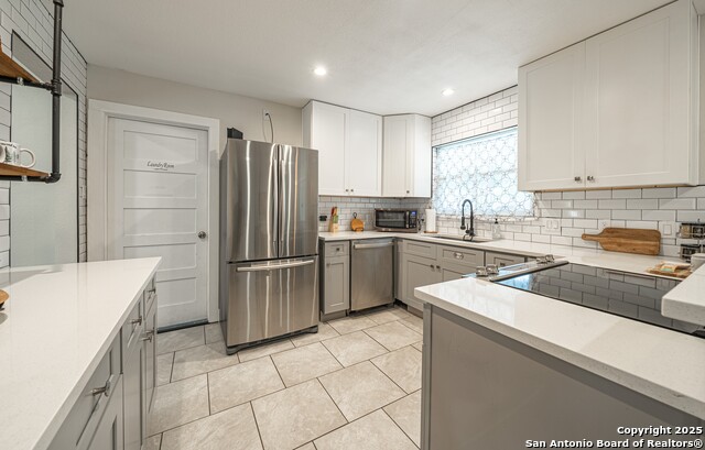 Listing photo id 8 for 371 Sprucewood Ln