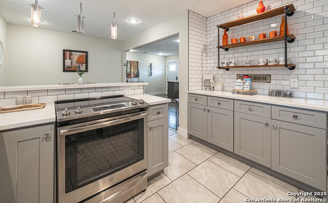 Listing photo id 10 for 371 Sprucewood Ln