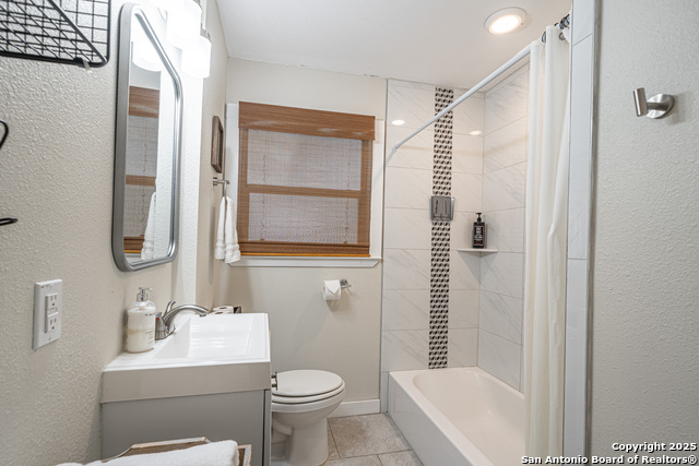 Listing photo id 17 for 371 Sprucewood Ln