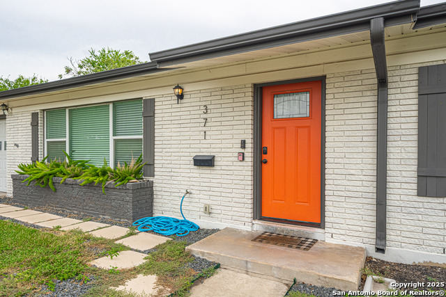 Listing photo id 0 for 371 Sprucewood Ln