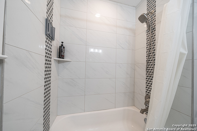 Listing photo id 18 for 371 Sprucewood Ln