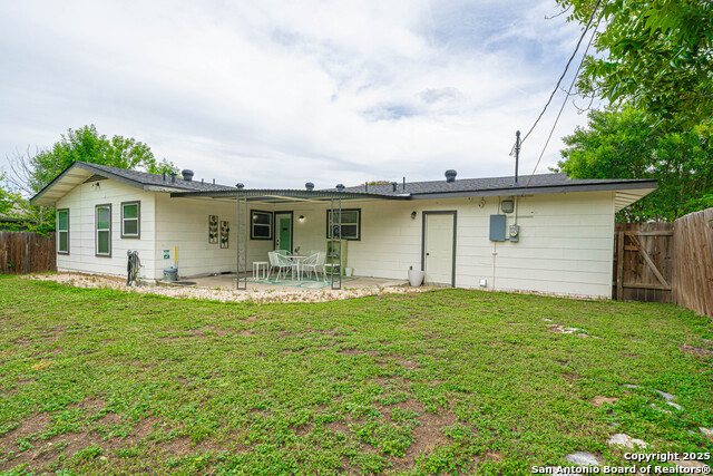 Listing photo id 27 for 371 Sprucewood Ln