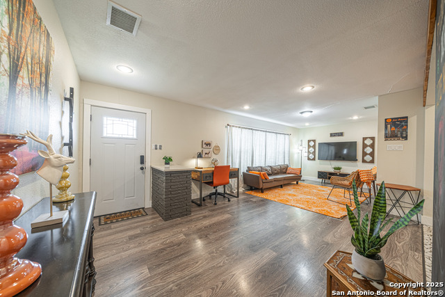 Listing photo id 1 for 371 Sprucewood Ln