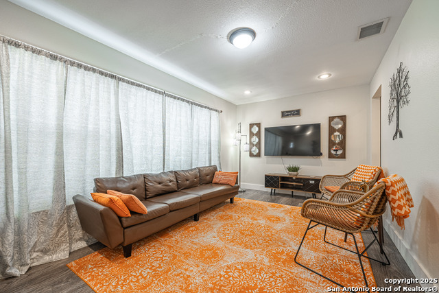 Listing photo id 3 for 371 Sprucewood Ln