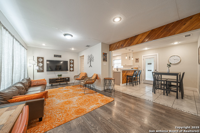 Listing photo id 4 for 371 Sprucewood Ln