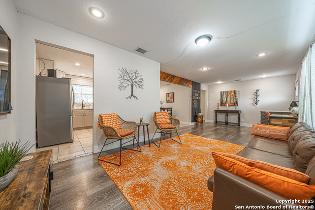 Listing photo id 5 for 371 Sprucewood Ln