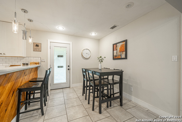 Listing photo id 6 for 371 Sprucewood Ln