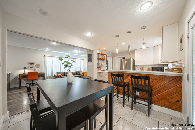 Listing photo id 7 for 371 Sprucewood Ln