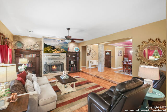 Listing photo id 10 for 209 Sandy Oaks