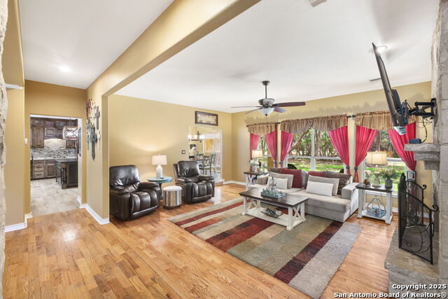 Listing photo id 11 for 209 Sandy Oaks