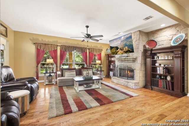 Listing photo id 12 for 209 Sandy Oaks