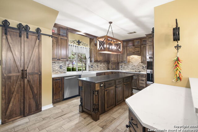 Listing photo id 17 for 209 Sandy Oaks