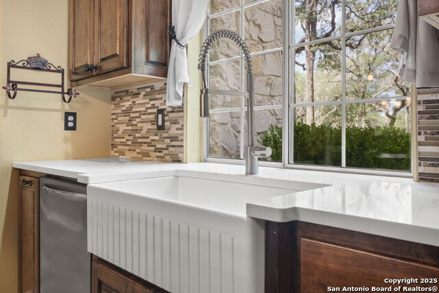 Listing photo id 20 for 209 Sandy Oaks