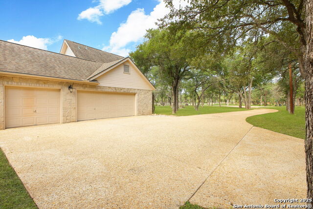 Listing photo id 35 for 209 Sandy Oaks