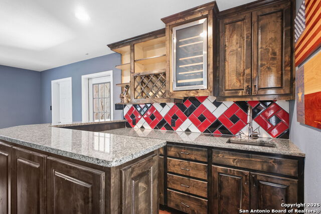 Listing photo id 42 for 209 Sandy Oaks