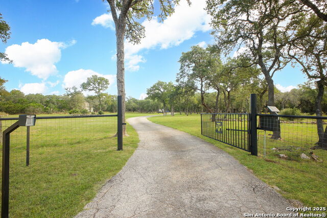 Listing photo id 4 for 209 Sandy Oaks