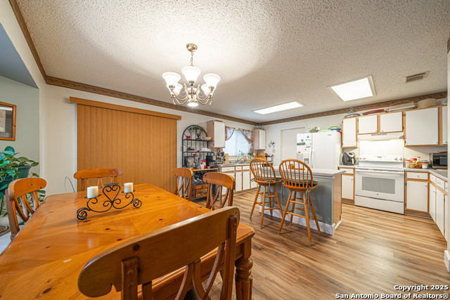 Listing photo id 10 for 9835 Morningfield
