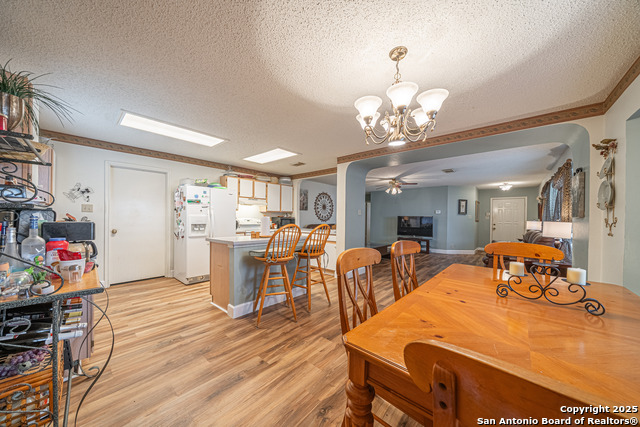 Listing photo id 5 for 9835 Morningfield