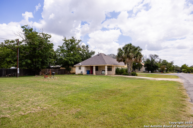 Image 11 of 26 For 903 Hackberry