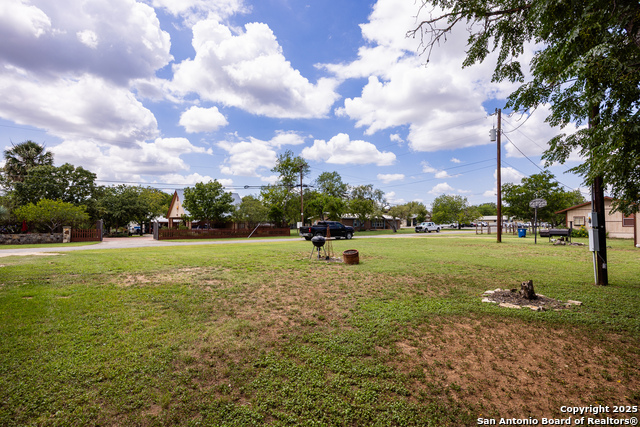 Image 15 of 26 For 903 Hackberry