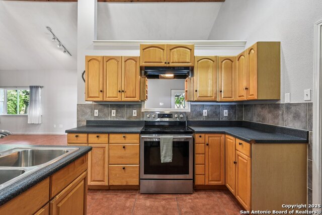 Listing photo id 9 for 131 Oak Springs Dr.