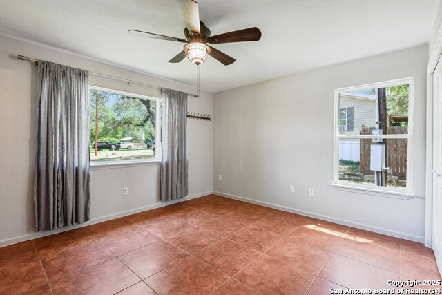 Listing photo id 10 for 131 Oak Springs Dr.