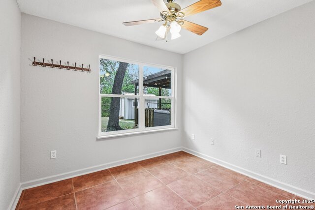 Listing photo id 12 for 131 Oak Springs Dr.