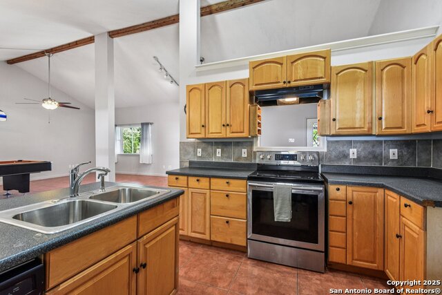 Listing photo id 1 for 131 Oak Springs Dr.