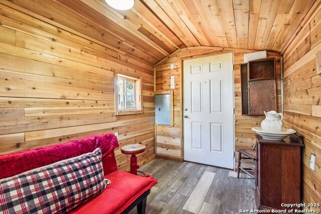 Listing photo id 3 for 131 Oak Springs Dr.