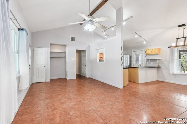 Listing photo id 7 for 131 Oak Springs Dr.
