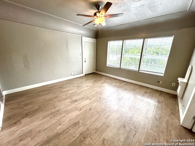 Image 4 of 14 For 1409 Woodlawn Avenue W 7