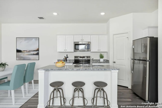 Listing photo id 2 for 5210 Thistle Place