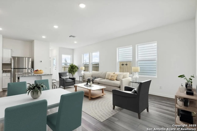 Listing photo id 3 for 5210 Thistle Place