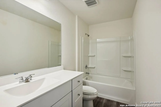 Listing photo id 6 for 5210 Thistle Place