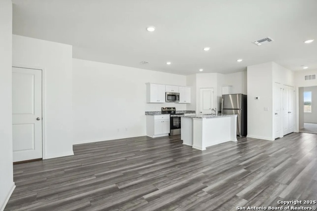 Listing photo id 7 for 5210 Thistle Place