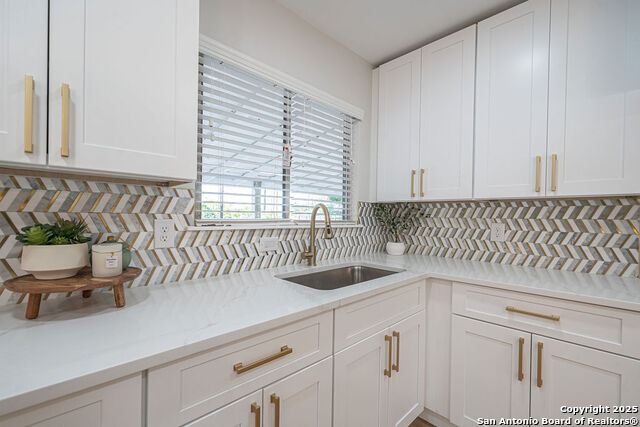 Listing photo id 11 for 3035 Woodcliffe