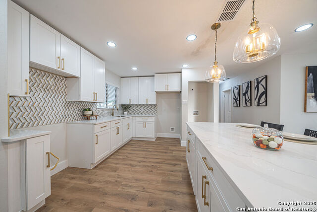 Listing photo id 13 for 3035 Woodcliffe