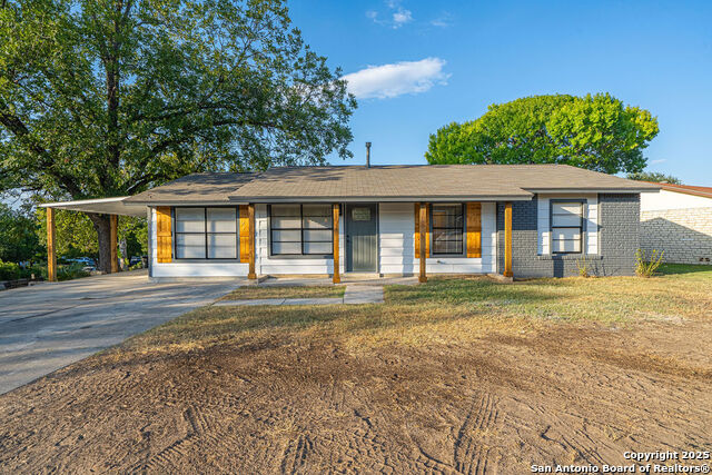 Listing photo id 0 for 3035 Woodcliffe