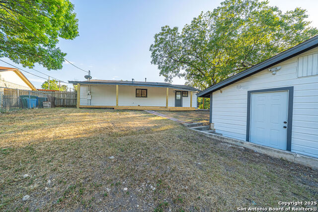 Listing photo id 24 for 3035 Woodcliffe