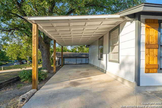 Listing photo id 29 for 3035 Woodcliffe