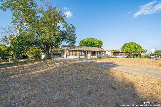 Listing photo id 3 for 3035 Woodcliffe