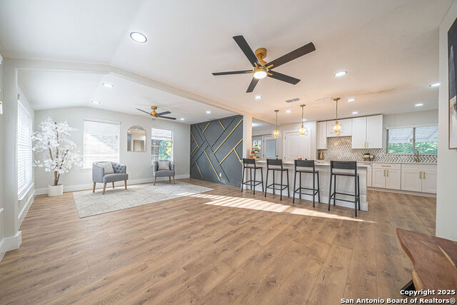 Listing photo id 5 for 3035 Woodcliffe