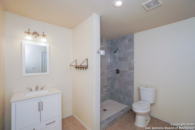 Image 9 of 15 For 931 Hutchins W