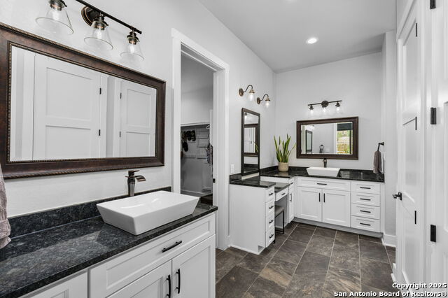 Listing photo id 24 for 5943 Colin Rdg