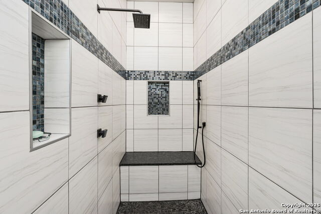 Listing photo id 25 for 5943 Colin Rdg